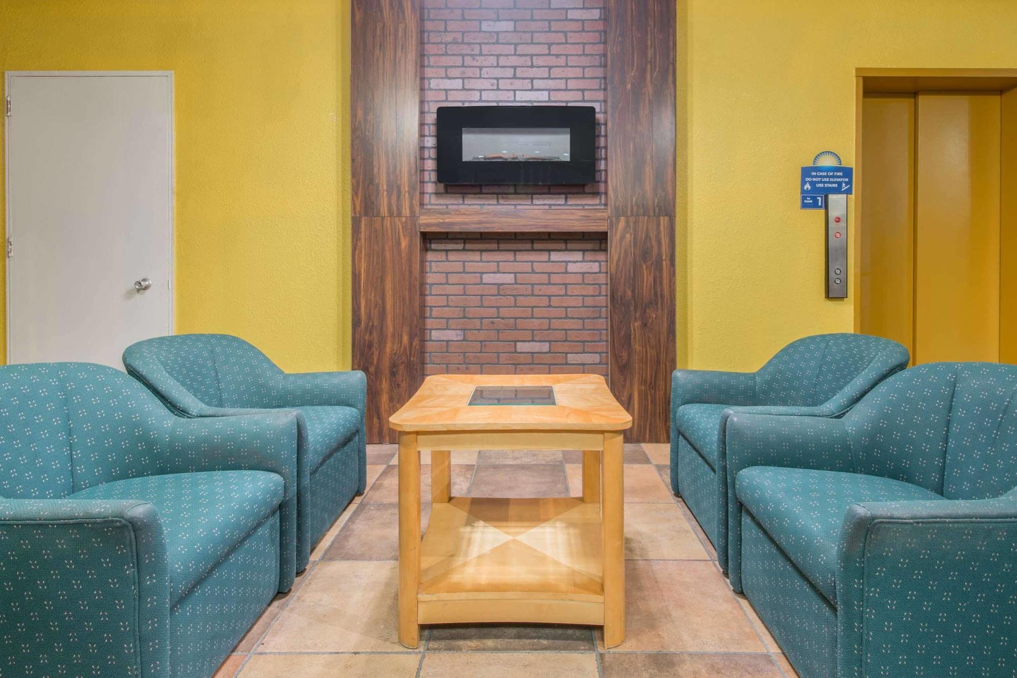 Days Inn Missoula University Bagian luar foto