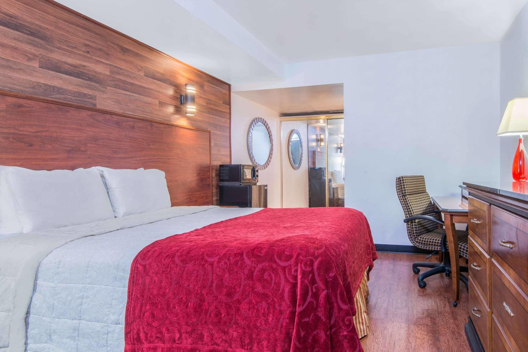 Days Inn Missoula University Bagian luar foto