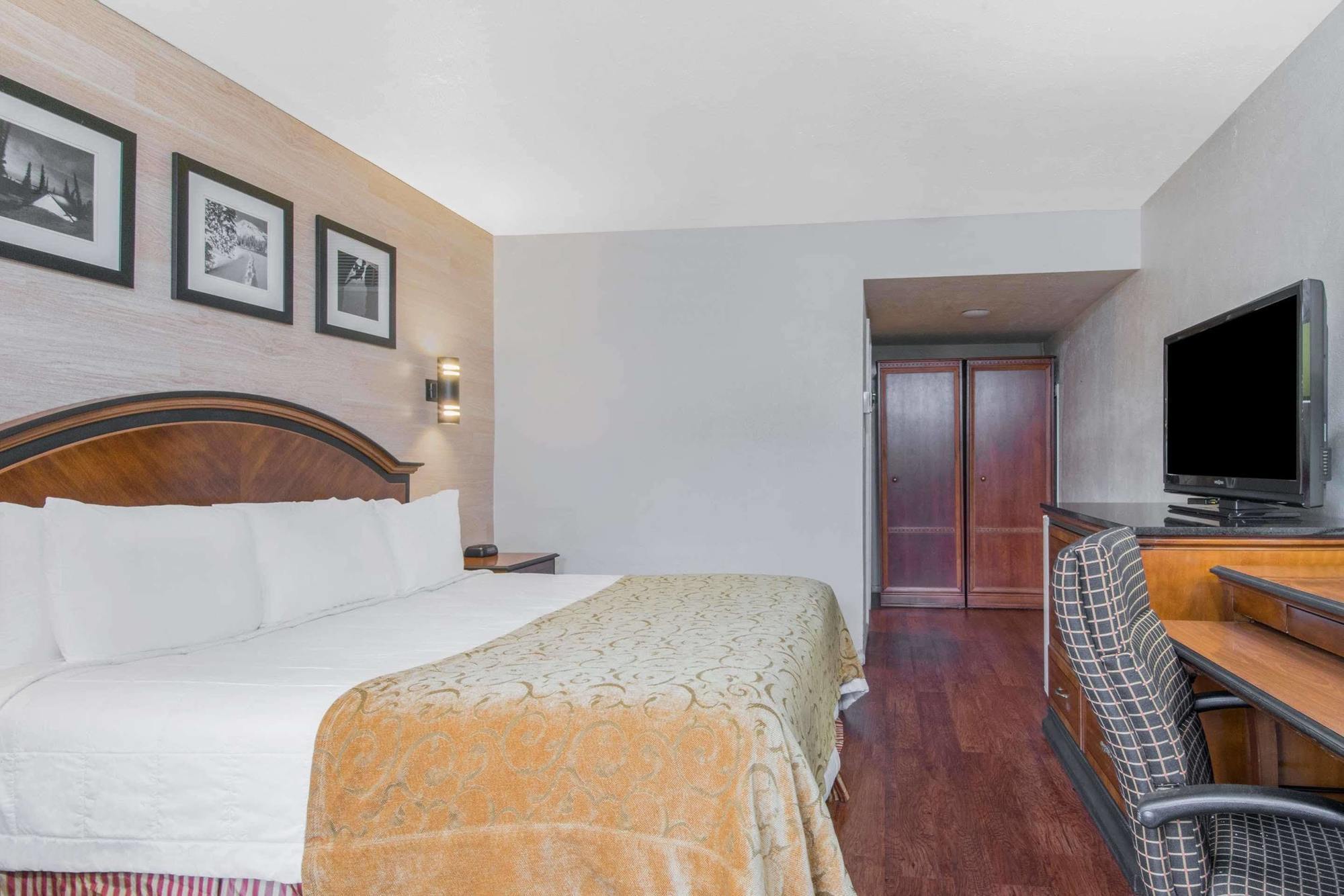 Days Inn Missoula University Bagian luar foto